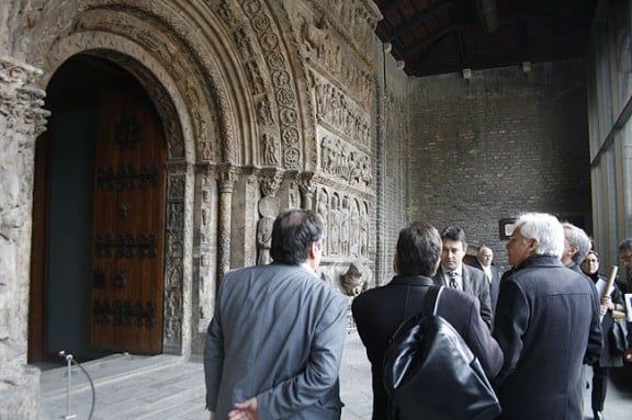 Ferran Mascarell observant la portalada del Monestir de Ripoll.