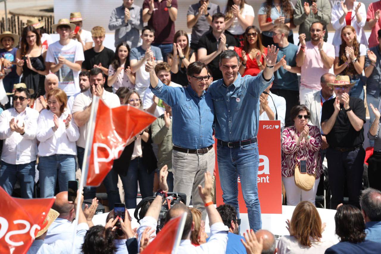 Pedro Sánchez amb Salvador Illa en un acte de campanya del PSC