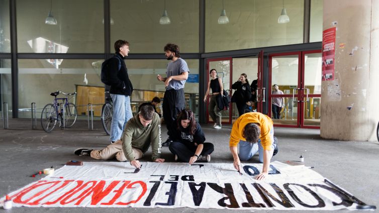 Un grup d'estudiants, prepara un pancarta contra el genocidi del poble palestí, en la facultat d'història, geografia i filosofia de Barcelona, 2024