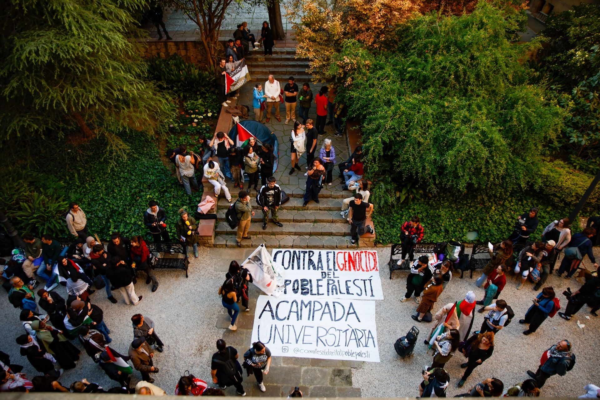 El moviment estudiantil acampa a l'Edifici Històric de la Universitat de Barcelona (UB)