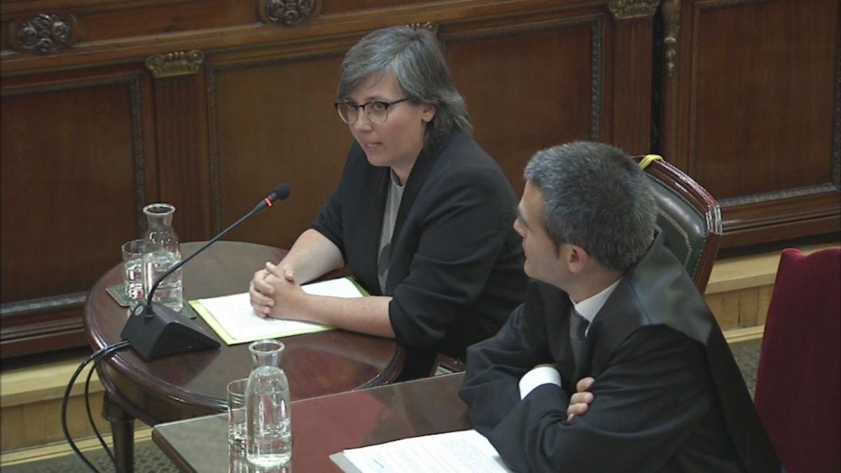 L'exdiputada de la CUP Mireia Boya, i el seu advocat, declarant com a testimoni al Suprem
