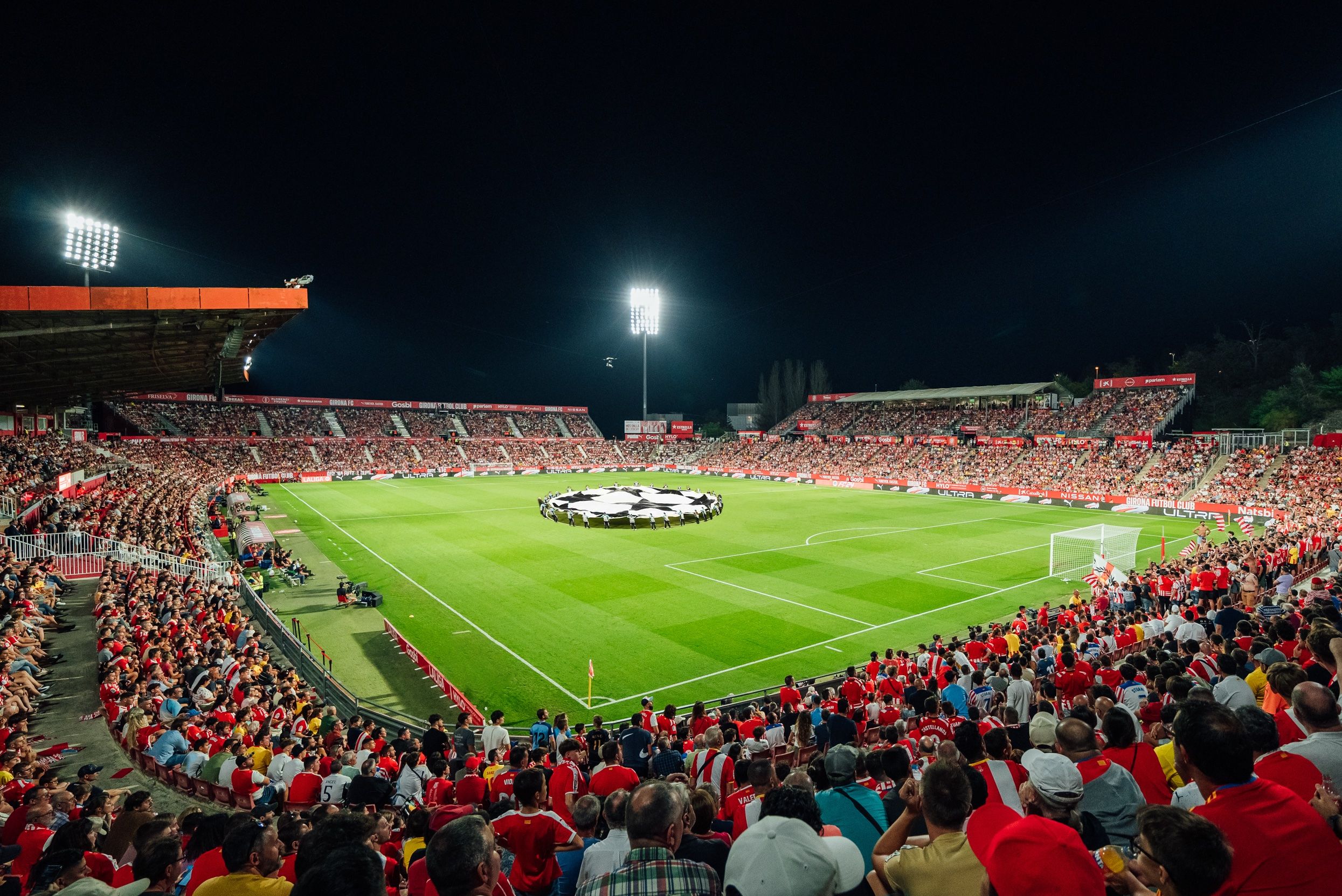 Muntatge de l'estadi del Girona amb el logo de la Champions
