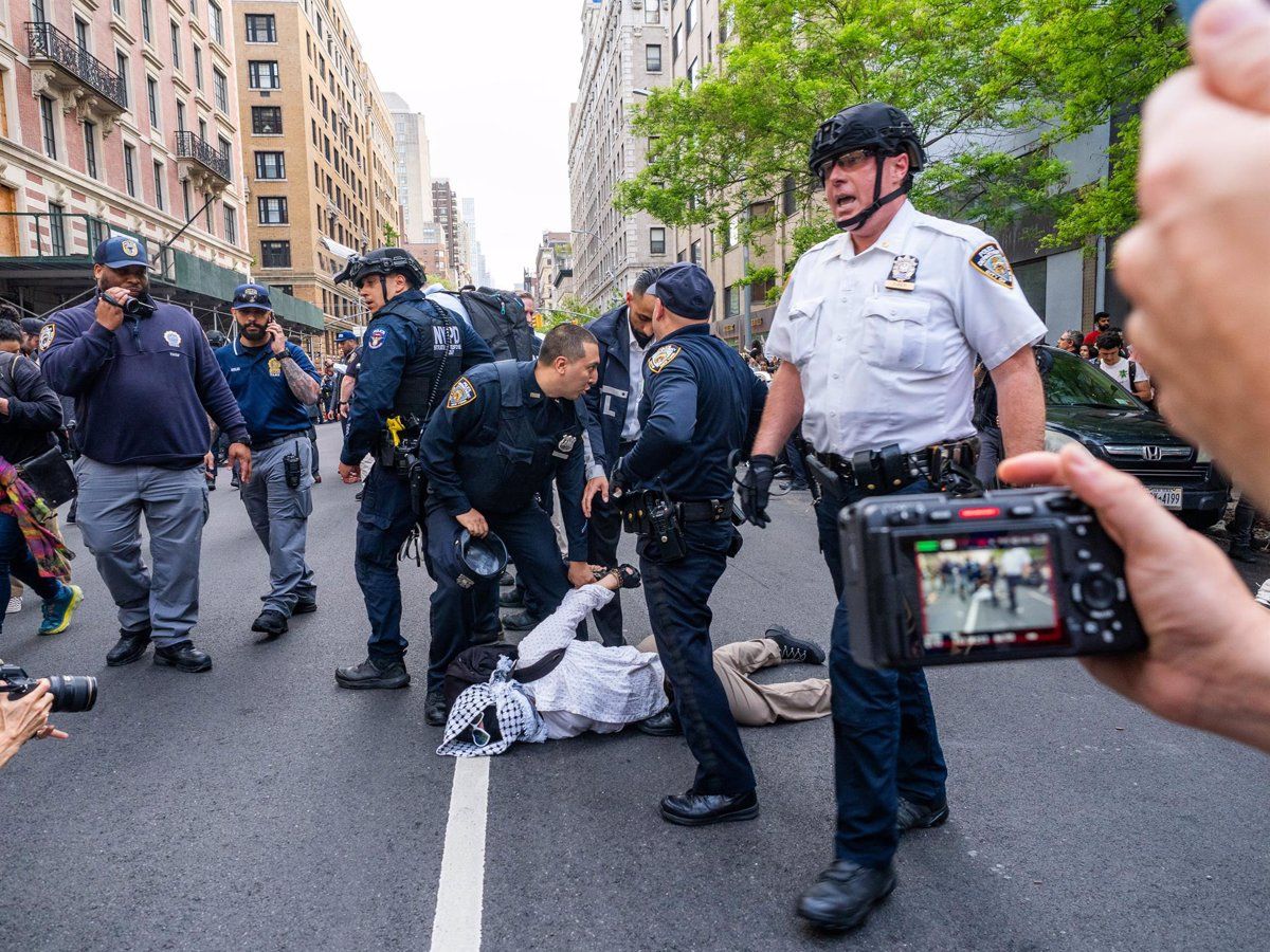 La policia de Nova York actua en una manifestació en defensa de Palestina