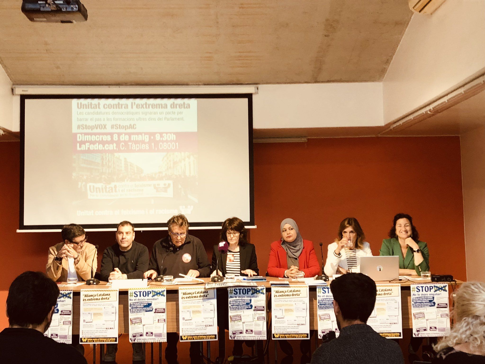 Signatura del pacte antifeixista entre les candidatures del 12-M