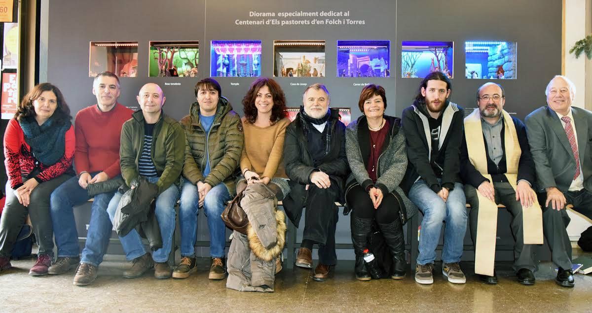 L'equip que ha participat en la creació dels diorames amb responsables del Teatre Sant Vicenç