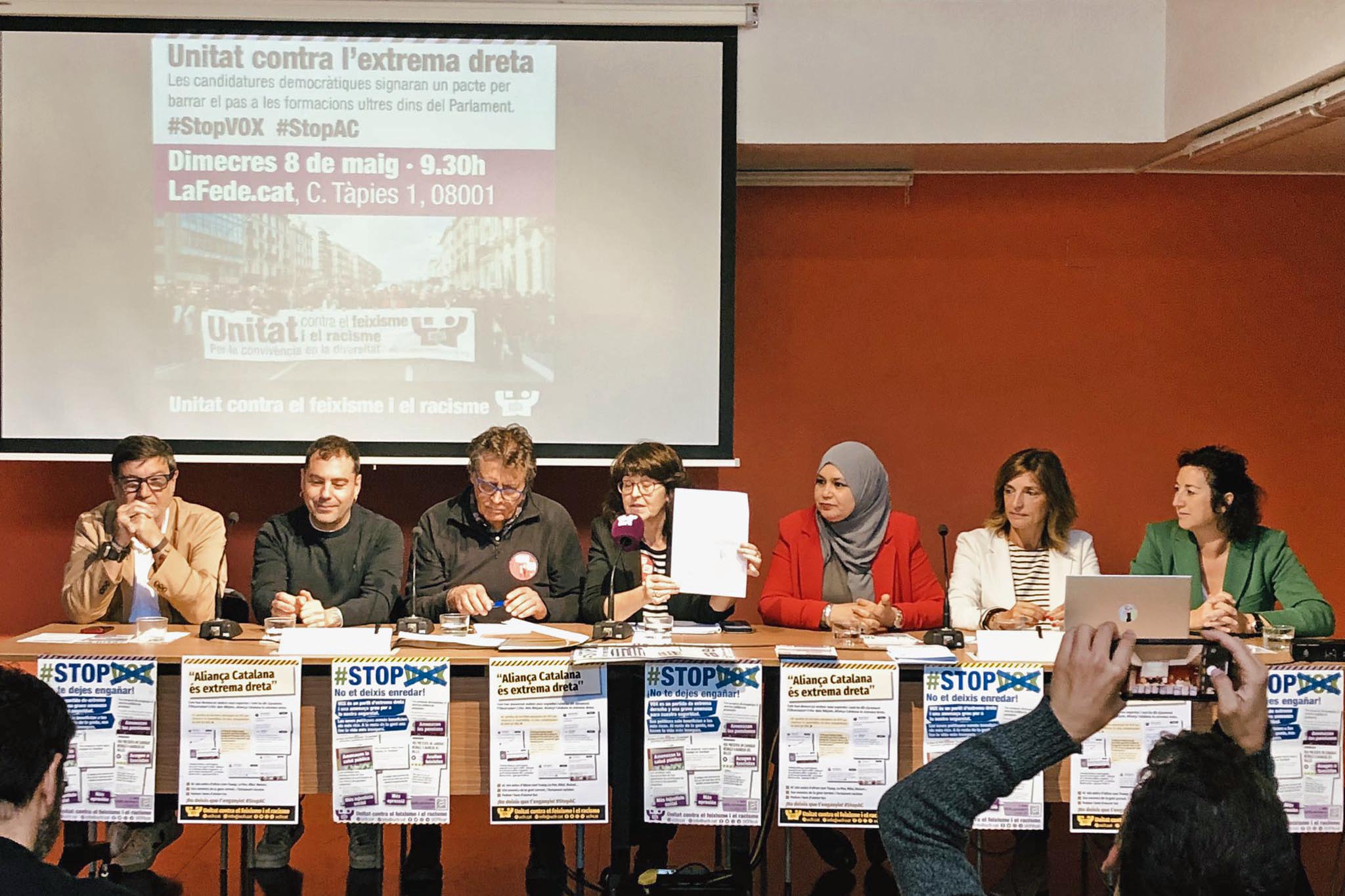 Signatura del pacte antifeixista entre les candidatures del 12 M