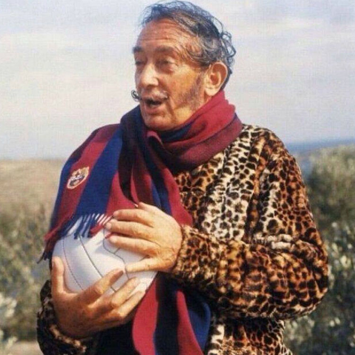Salvador Dalí amb una pilota de futbol i la bufanda del Barça
