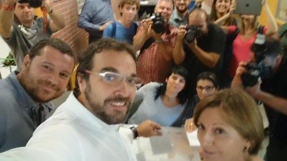 Juli Fernàndez, alcalde de Sabadell, fent-se una selfie el 27-S