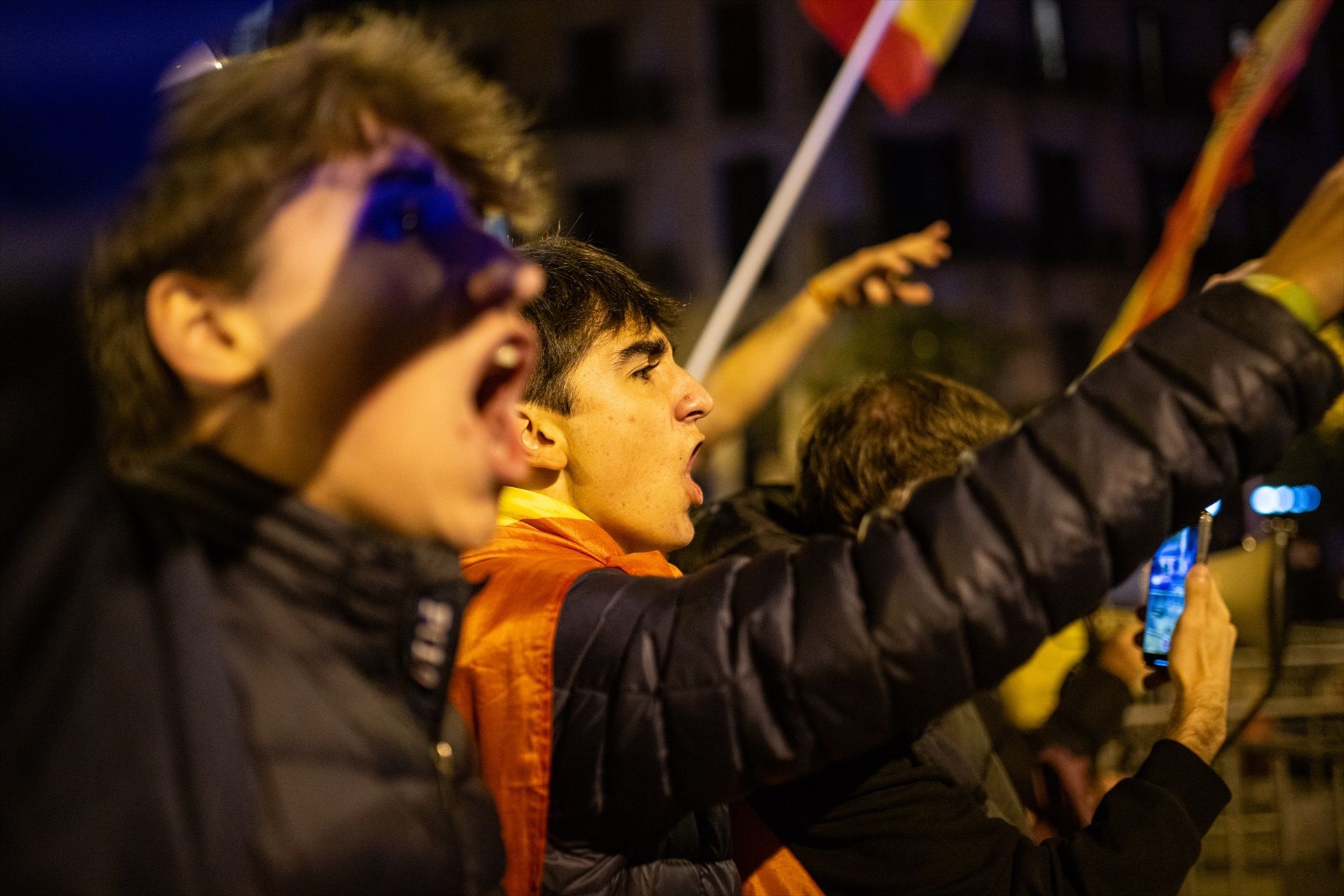 Un grup d'homes joves, en una manifestació