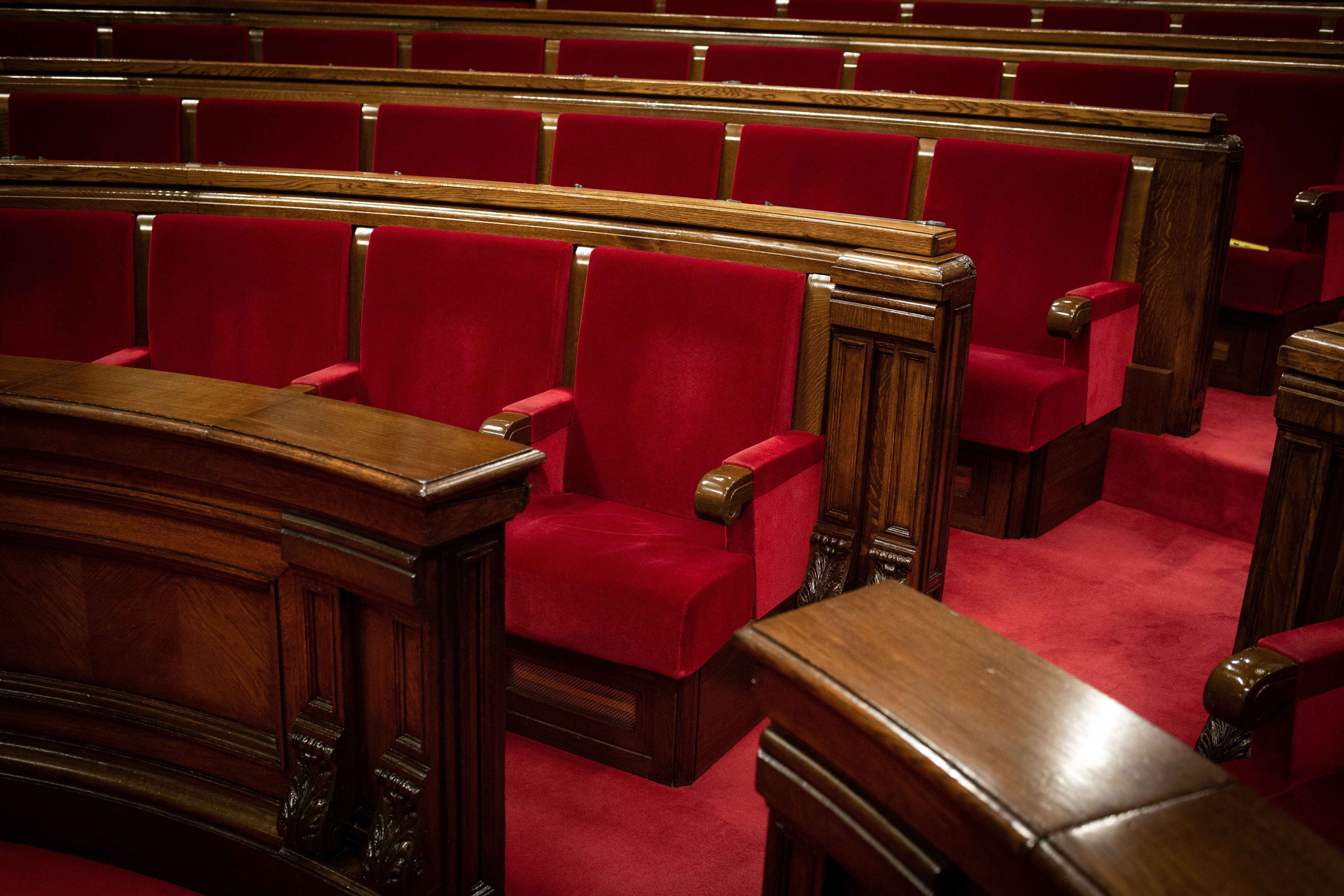El seient de president de la Generalitat al Parlament, buit.