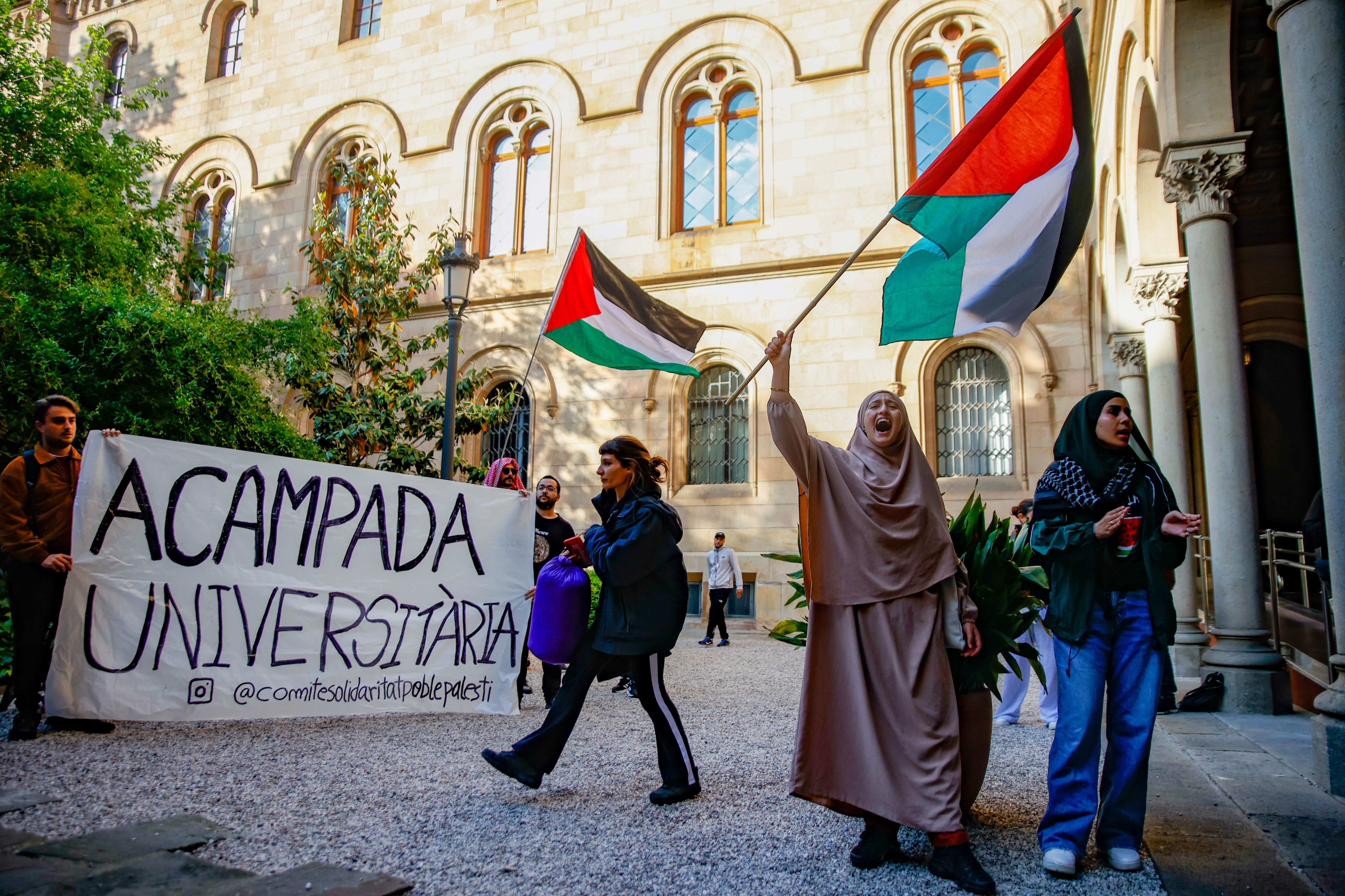 Acampada a l'edifici històric de la UB en suport a Palestina