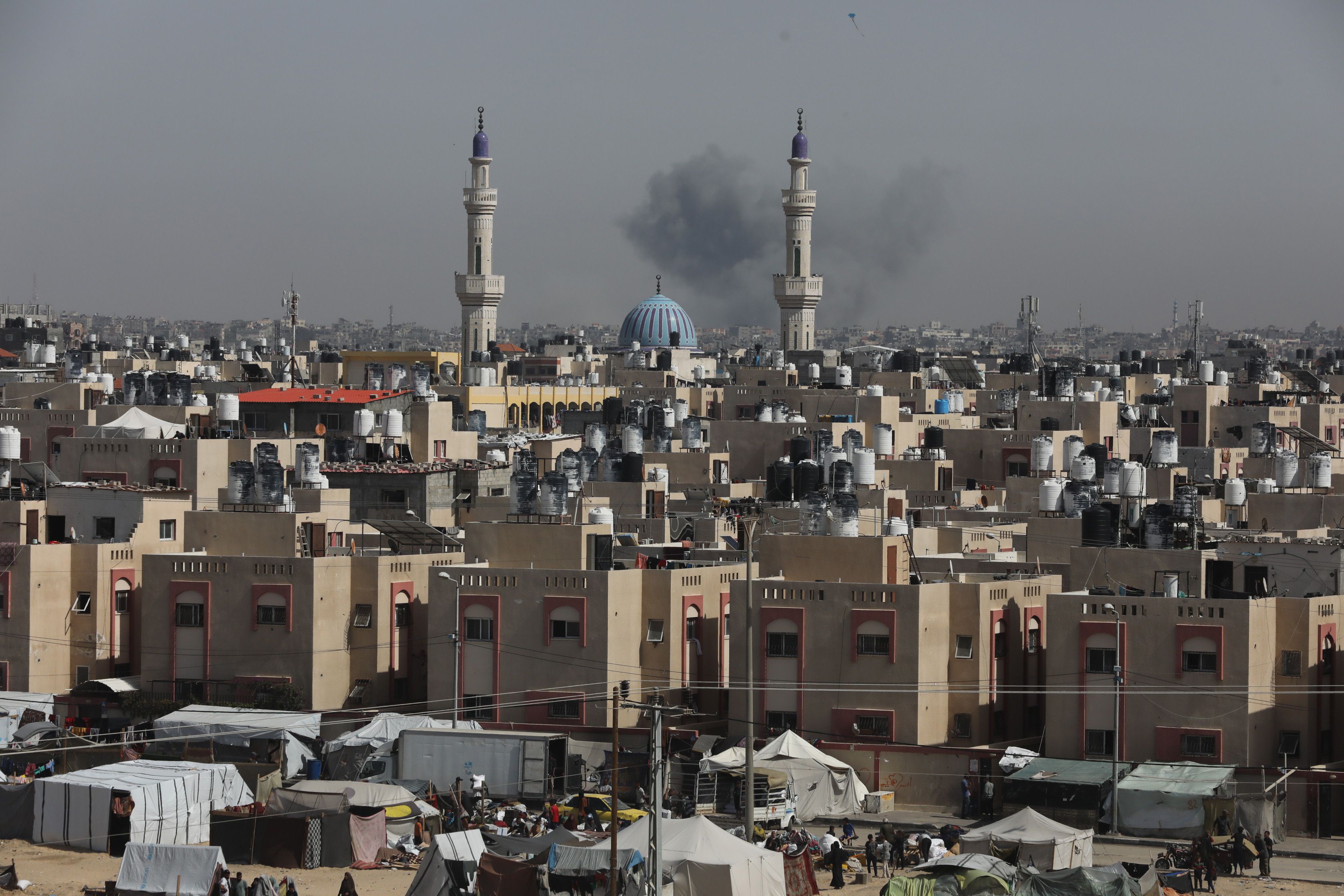 La ciutat de Rafah mentre l'exèrcit israelià efectua bombardejos als voltants.