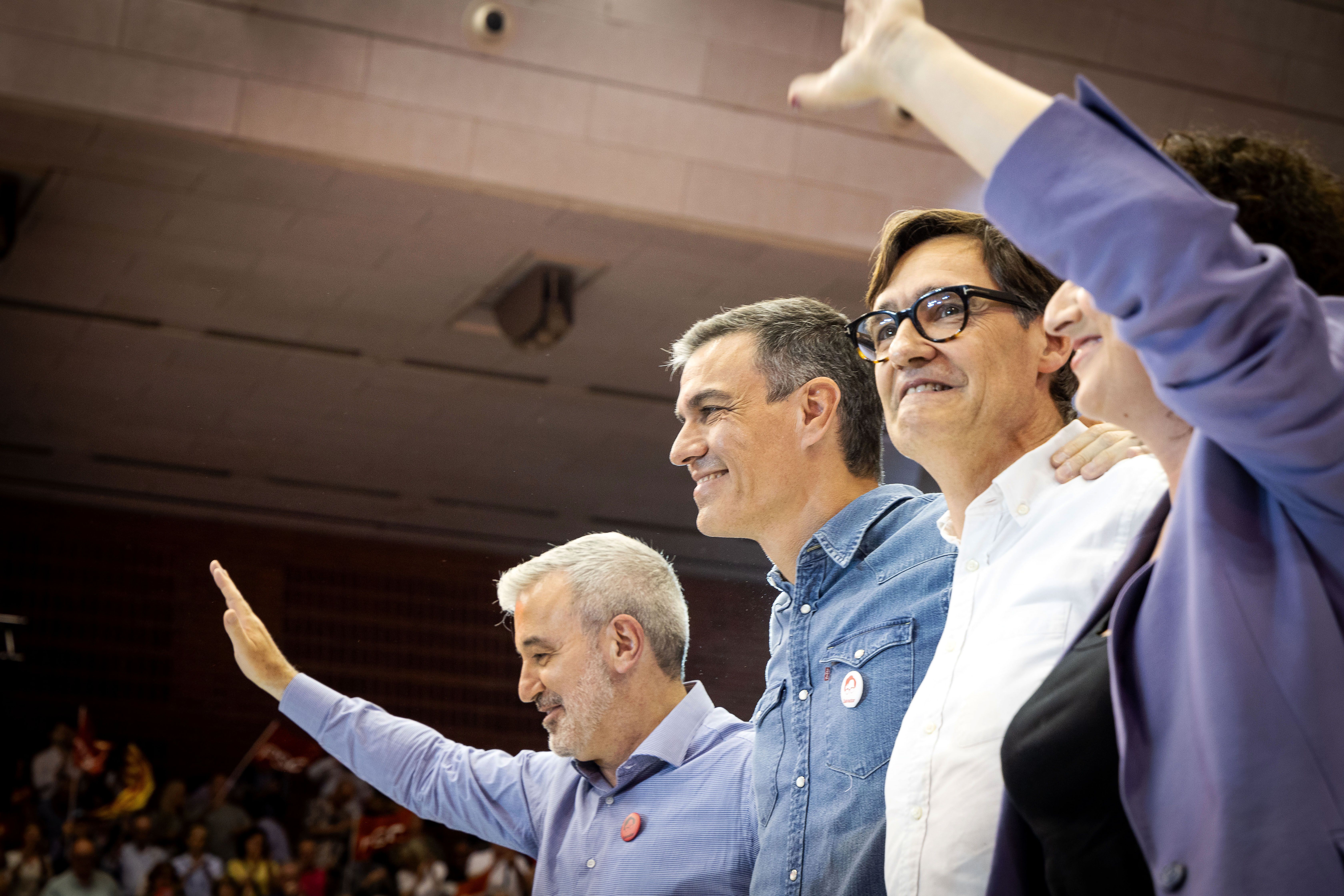 Jaume Collboni, Pedro Sánchez, Salvador Illa i Alicia Romero en el míting final de campanya