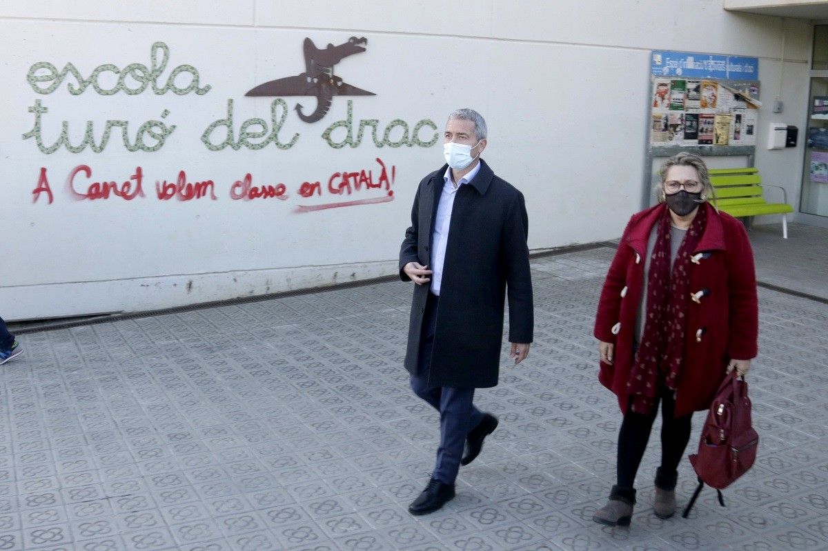 Josep Gonzàlez Cambray durant la visita a l'escola Turó del Drac, de Canet de Mar