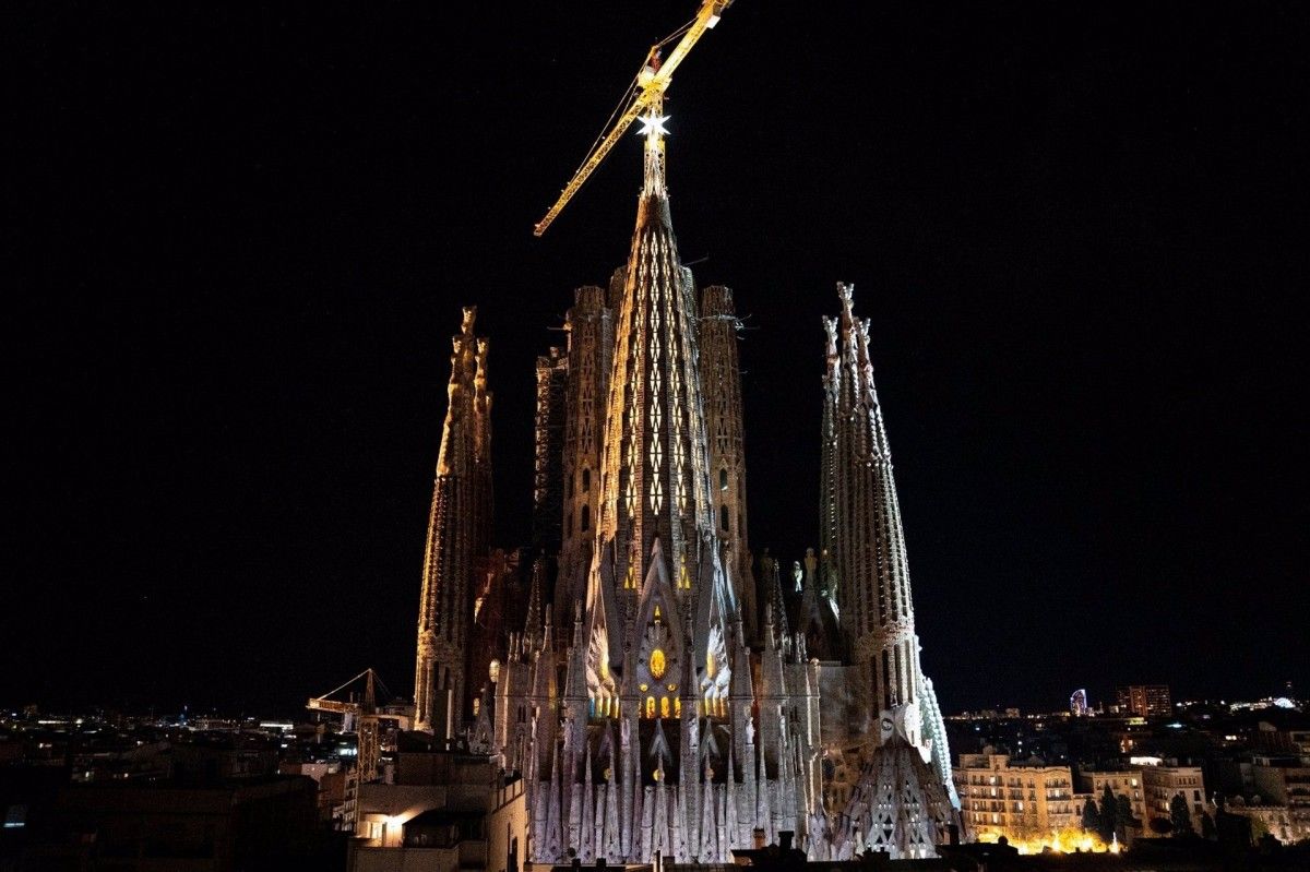 Llum a la torre de la Mare de Déu de la Sagrada Família. 