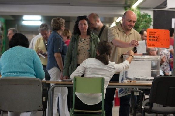 Rius de gent votant en els col·legis electorals de Sabadell.