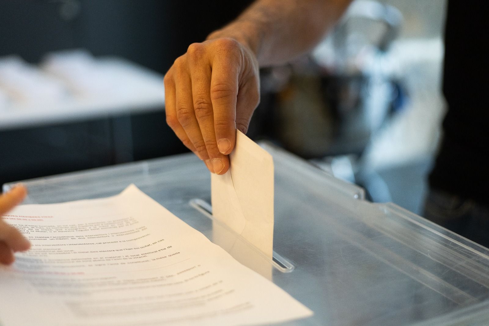 Un elector dipositant el seu vot. 