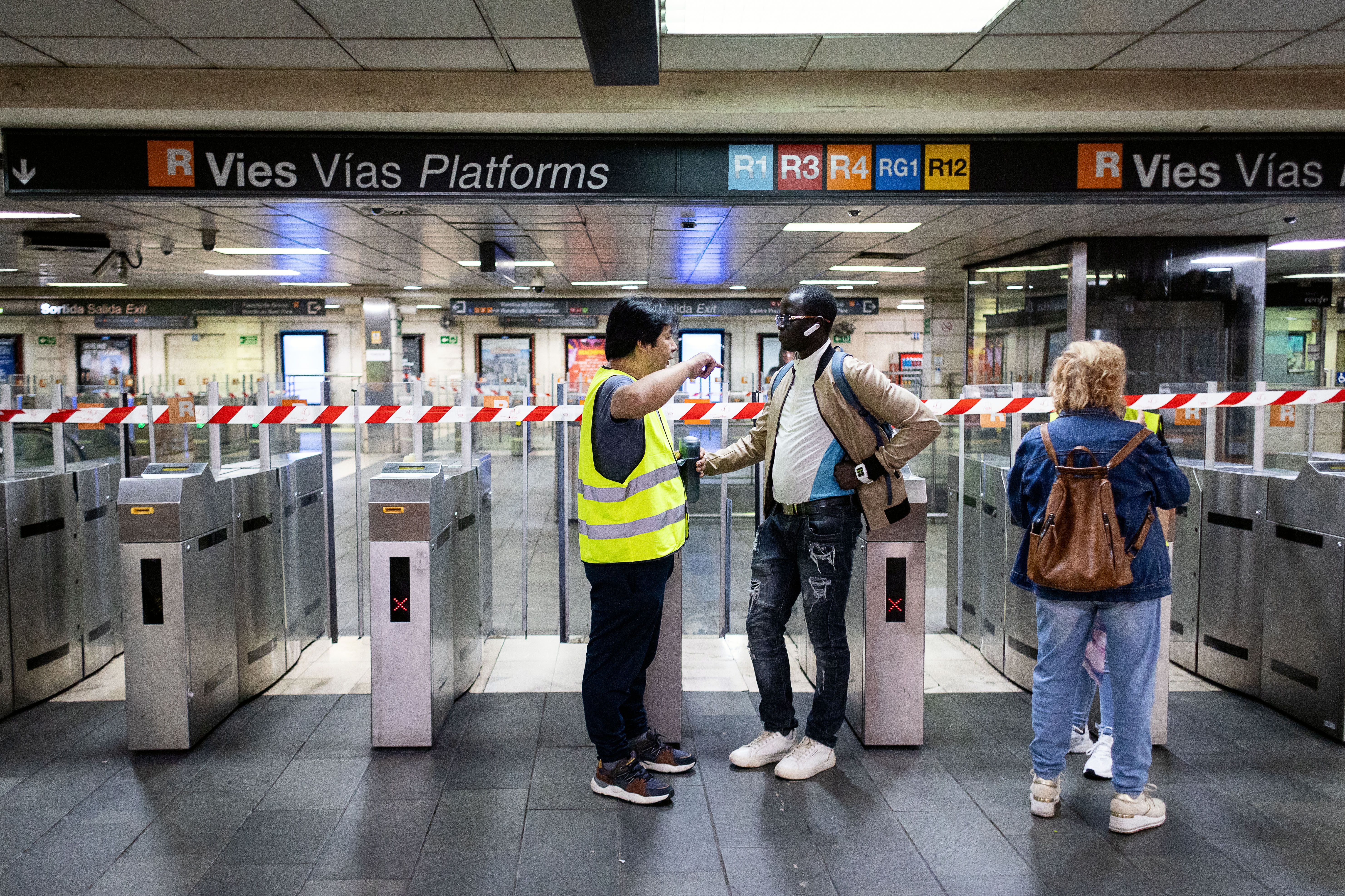 L'estació de plaça Catalunya, tancada pels problemes a Rodalies