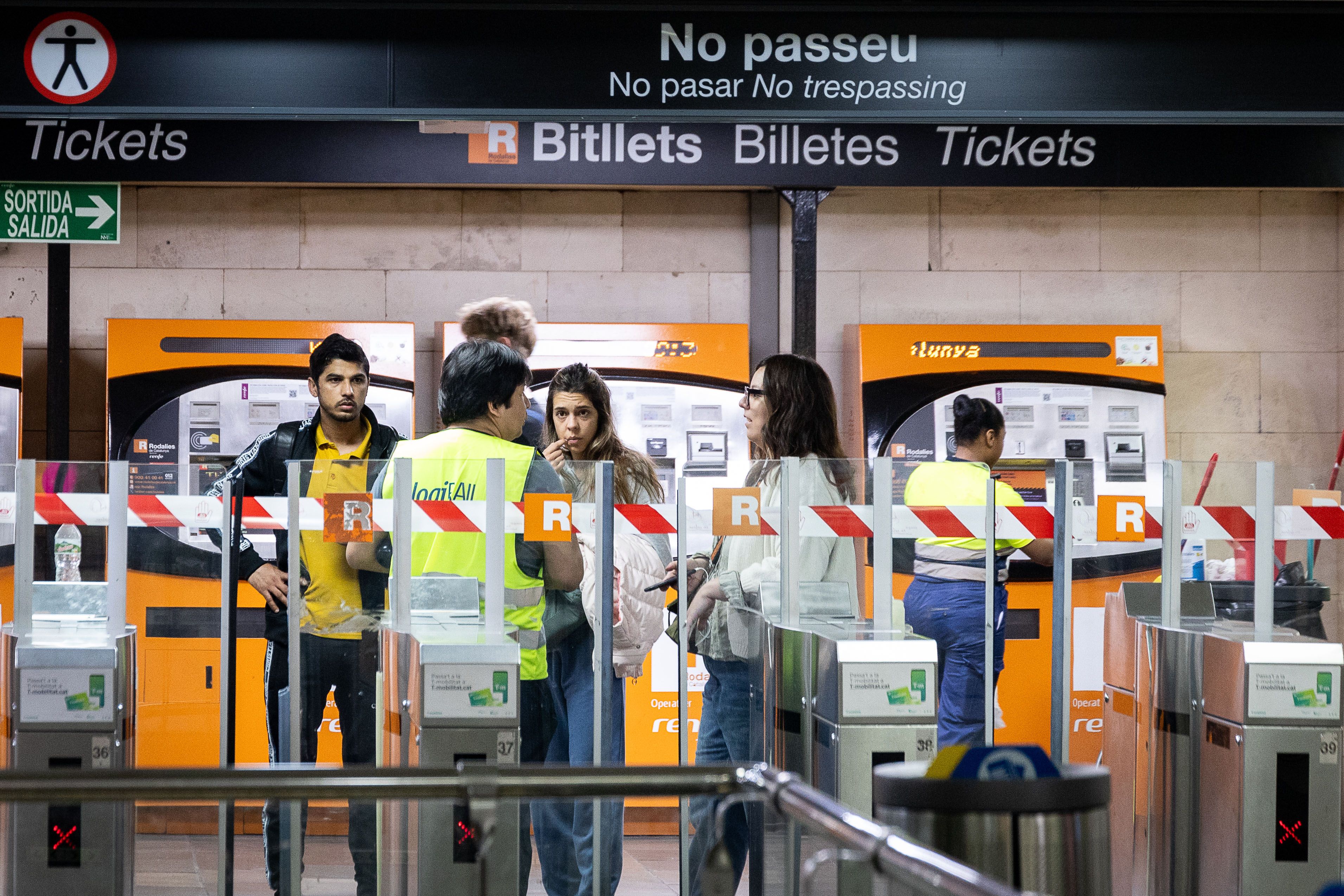 L'estació de plaça Catalunya, tancada pels problemes a Rodalies 