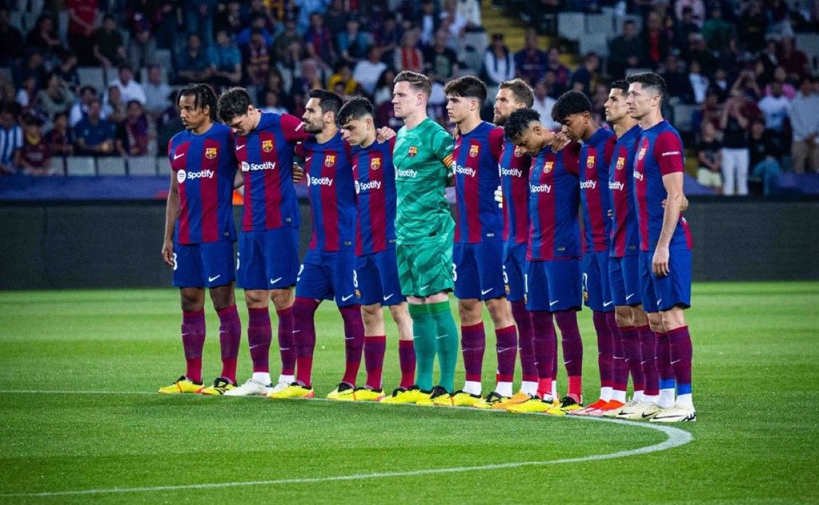 Els jugadors del Barça, abans de disputar el partit contra la Reial Societat