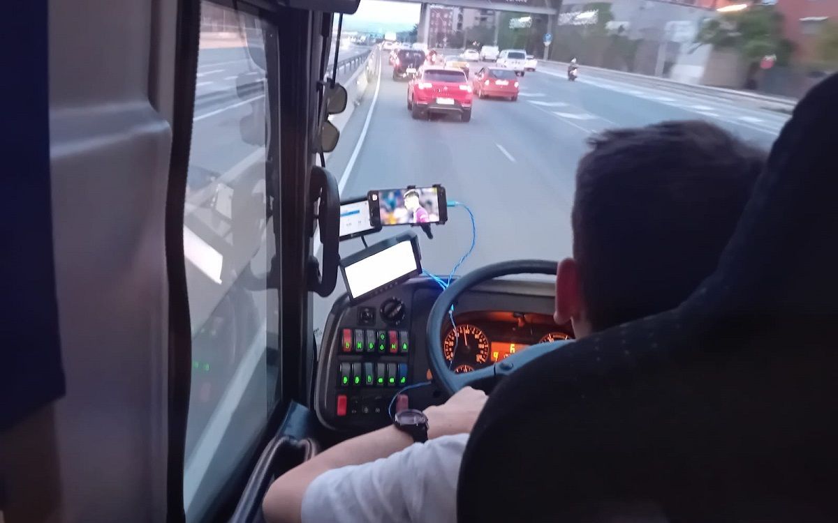 El conductor de l'autobús mirant el Barça