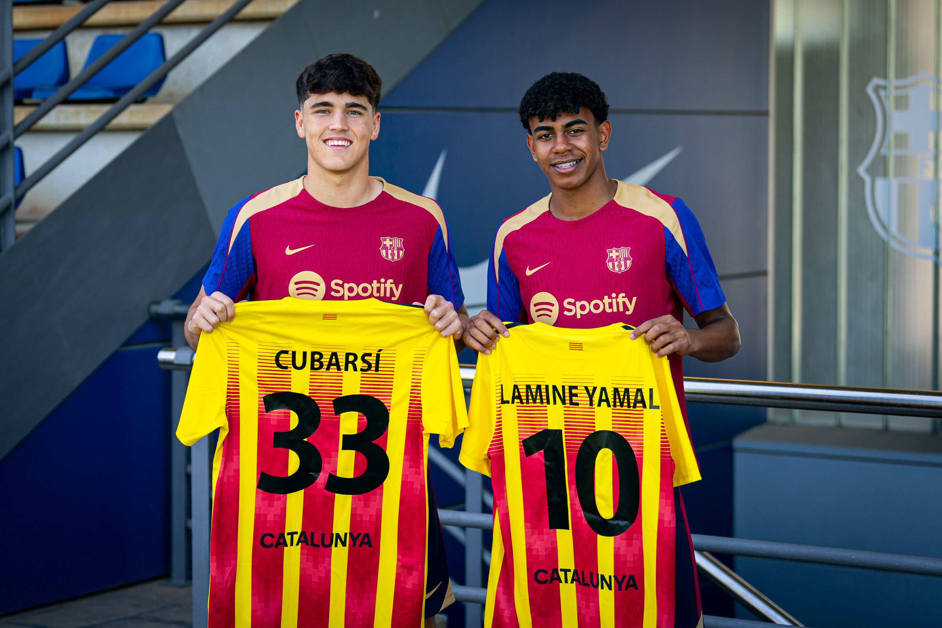 Pau Cubarsí i Lamine Yamal amb la samarreta de la selecció catalana de futbol