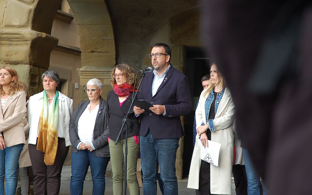 Albert Castells, Tània Verge i representants de la Generalitat i l'Ajuntament de Vic durant la concentració a Vic d'aquest dimarts.
