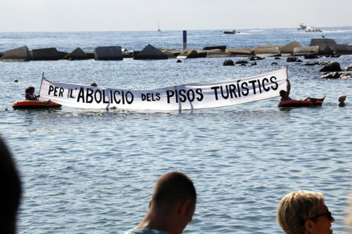 Crida a l'abolició dels pisos turístics durant la protesta dels veïns de la Barceloneta