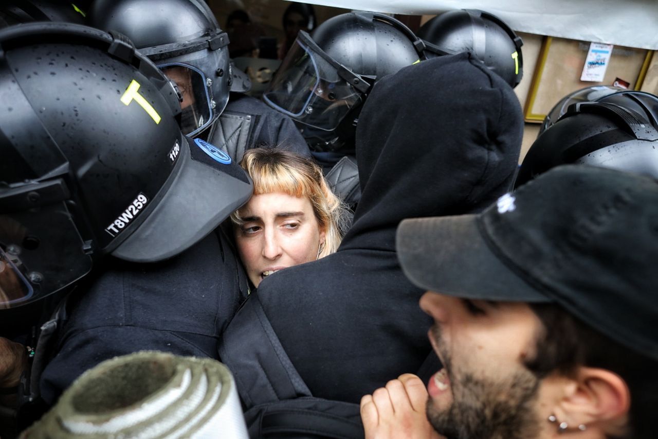 Tensió entre antiavalots i militants de col·lectius socials, aquest dimecres