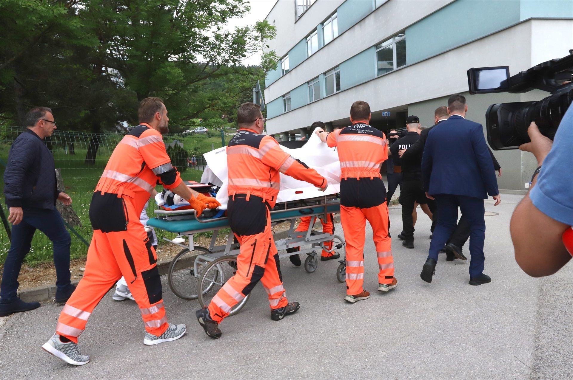 Els serveis d'emergència s'emporten Robert Fico en llitera a l'hospital