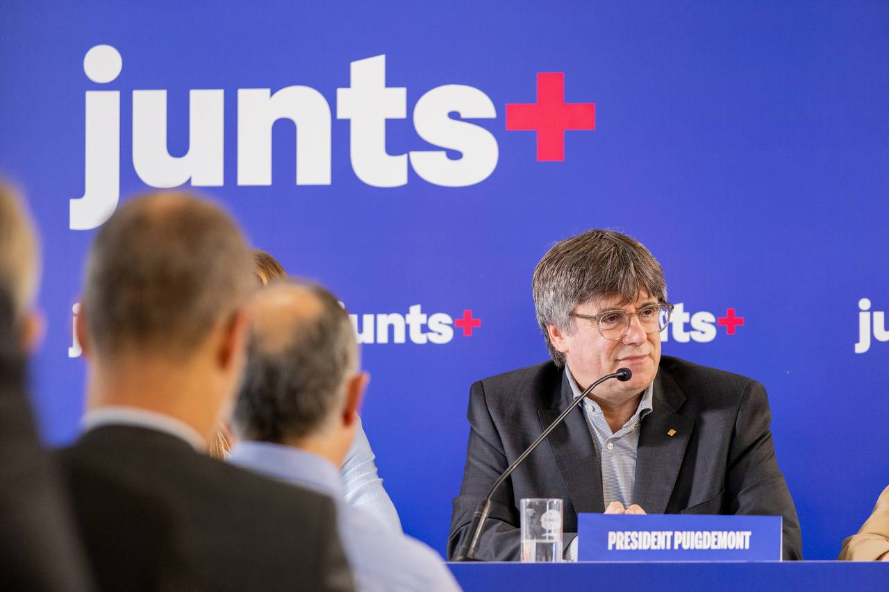 Carles Puigdemont, amb els diputats electes de Junts a Perpinyà.
