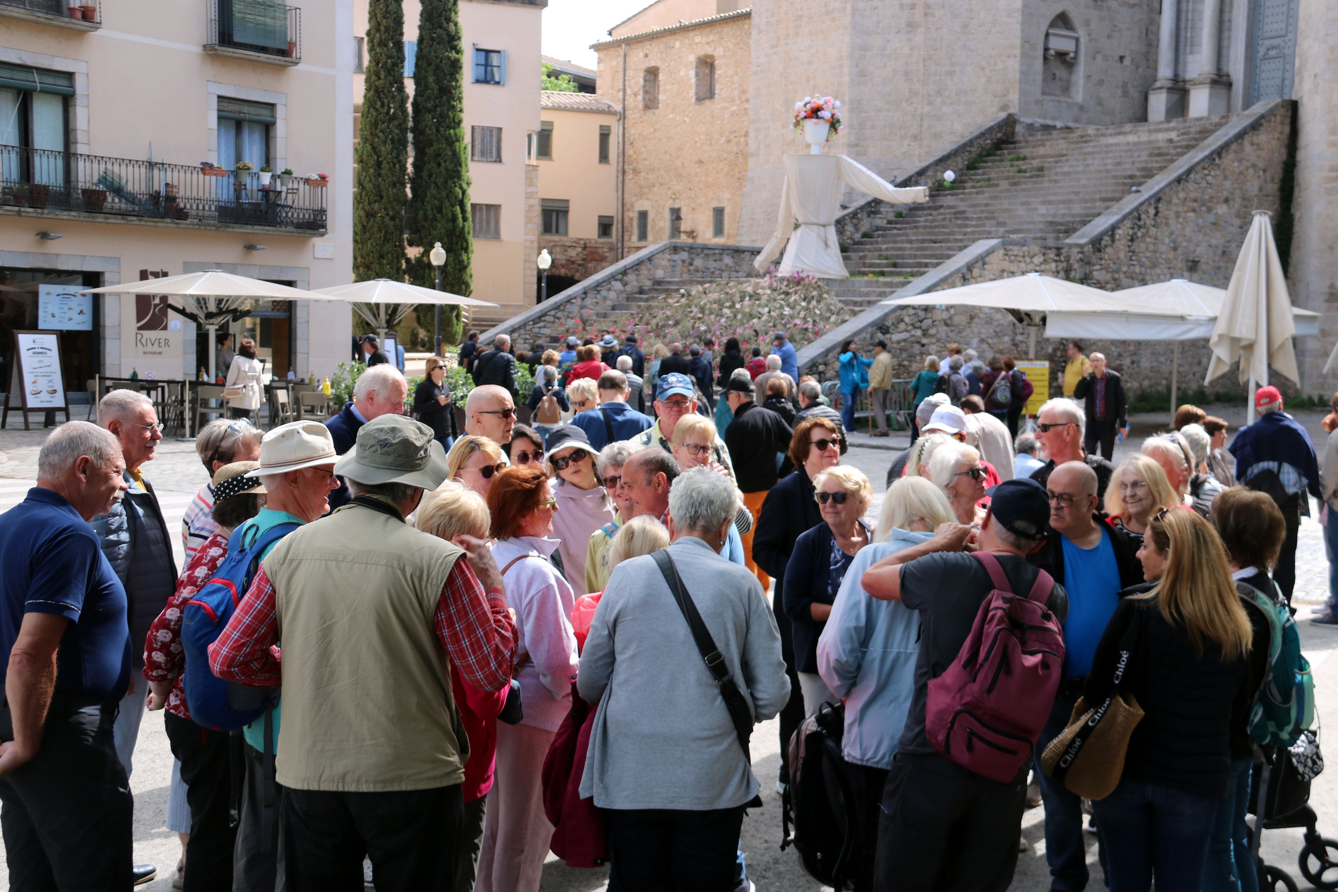 Un grup de turistes al barri vell de Girona