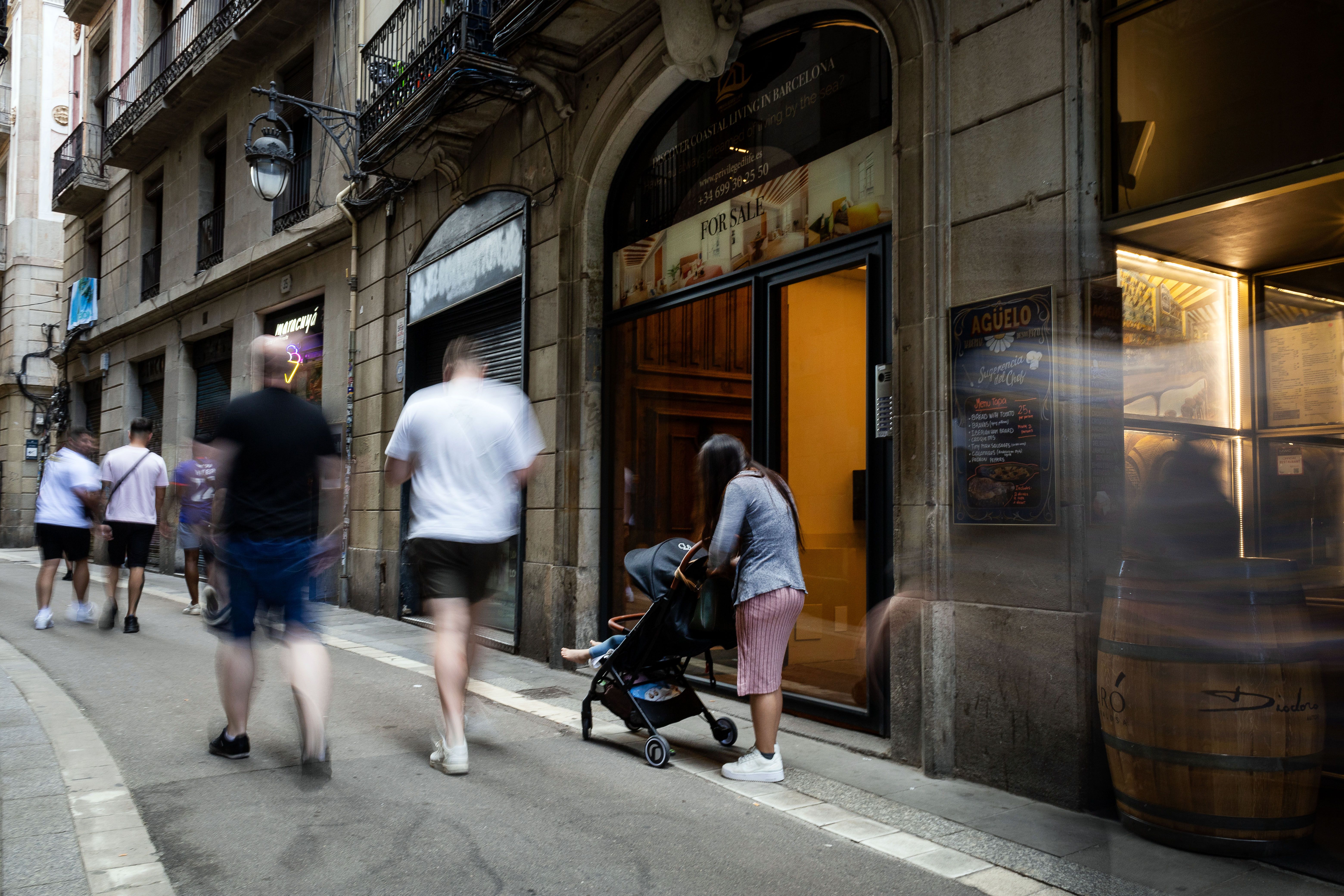 L'accés a un dels hostals que acull famílies sense llar, al Gòtic