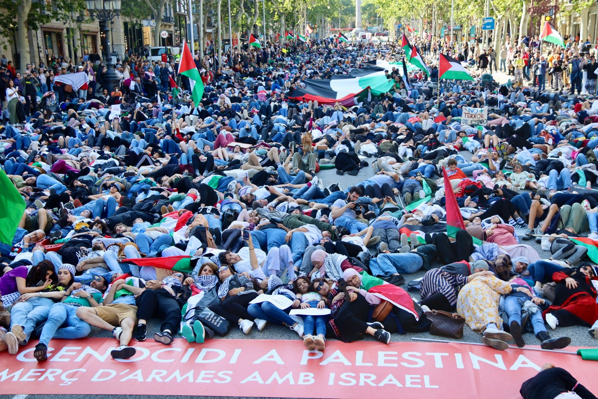 Els manifestants estirats a terra a Passeig de Gràcia per condemnar el “genocidi” a Gaza Mar Martí