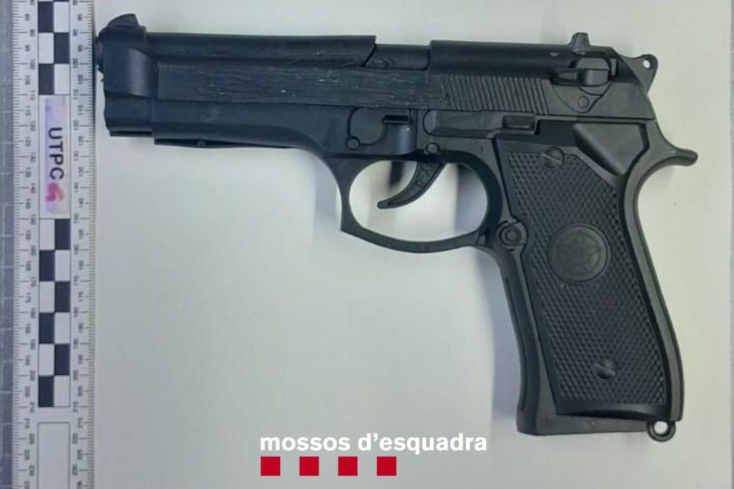 Imatge de la pistola falsa que va fer servir el lladre durant el robatori en una casa d'Empuriabrava.