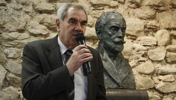 Ernest Maragall a davant del bust del poeta Joan Maragall.