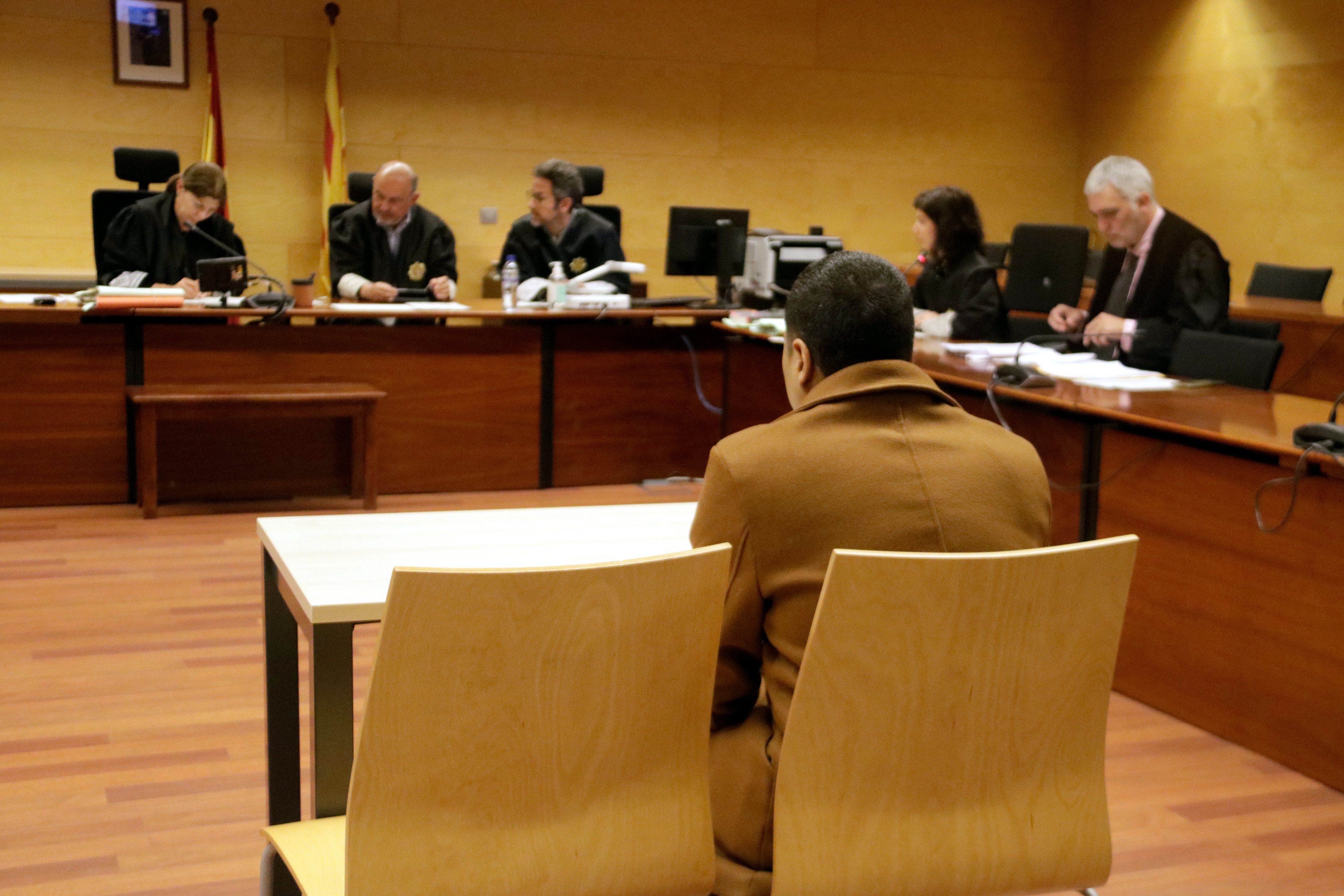 El condemnat per violar una noia, durant el judici a l'Audiència de Girona. 