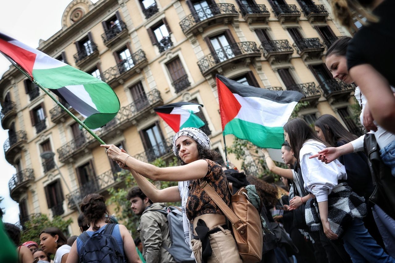 Banderes palestines en una manifestació als carrers de Barcelona.