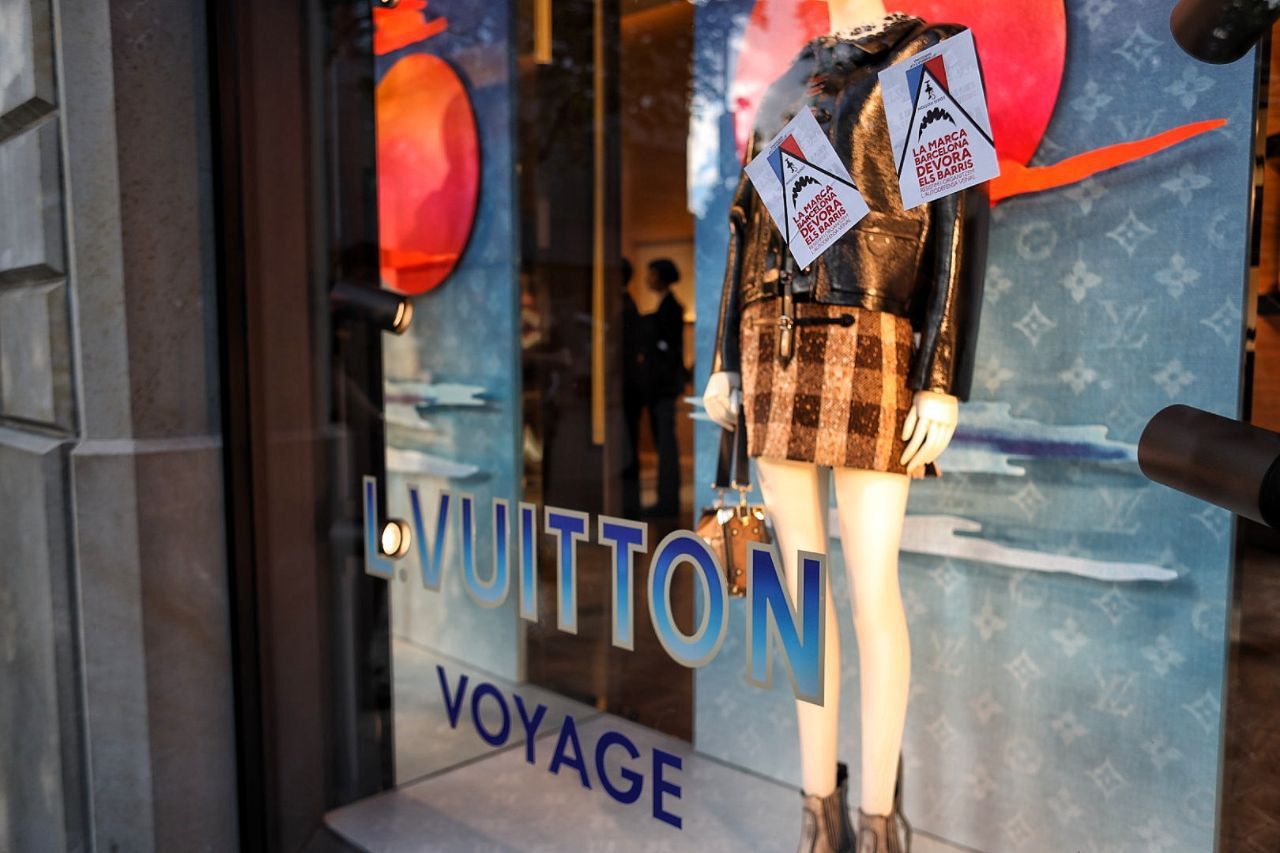 Protesta a una botiga de Louis Vuitton contra una desfilada al Park Güell