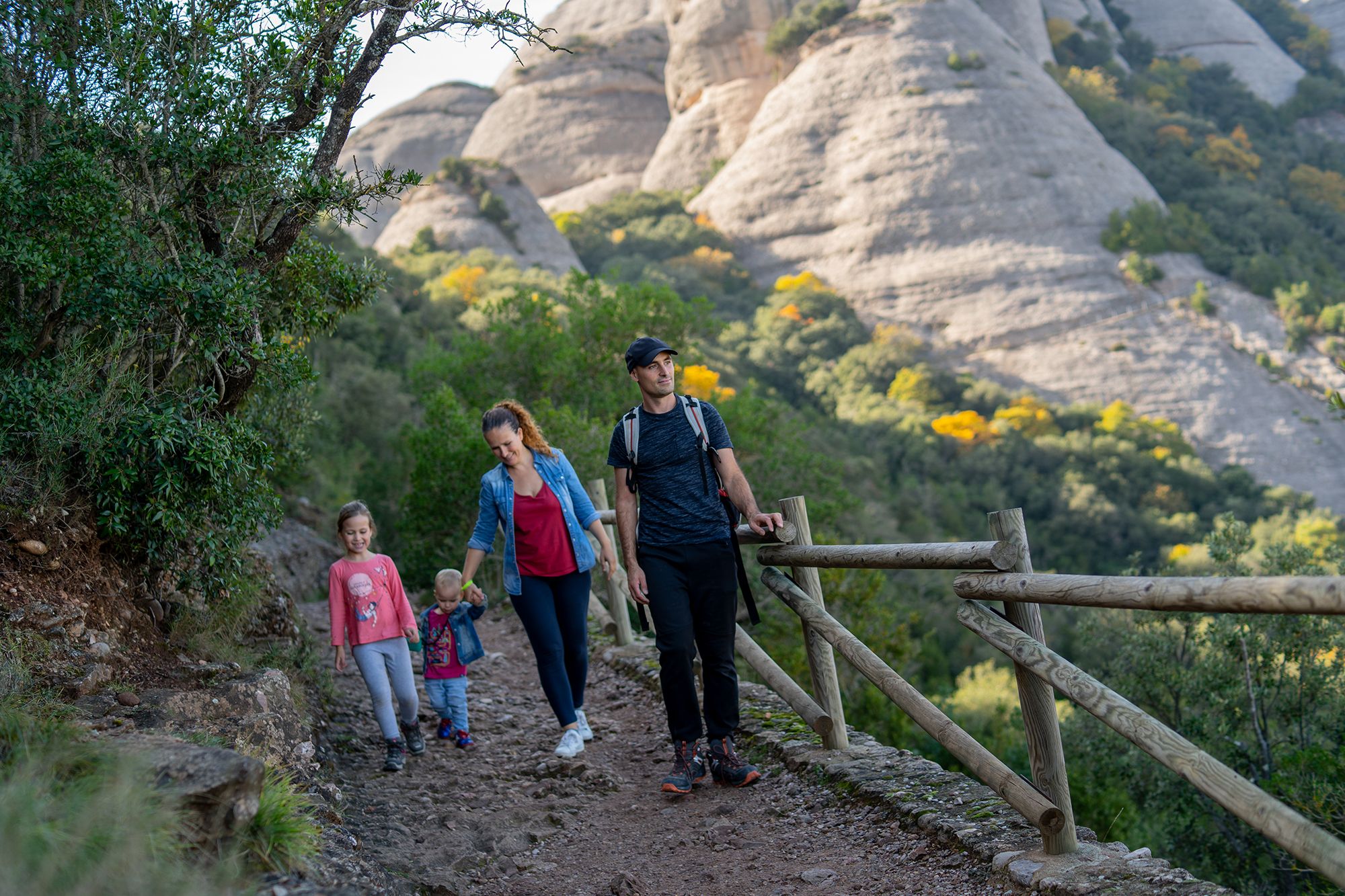 Montserrat ofereix múltiples rutes de senderisme per a tots els nivells