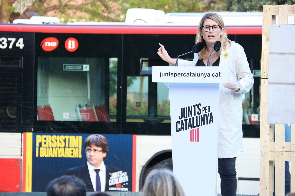 Un autobús amb el cartell de Puigdemont al míting de JxCat