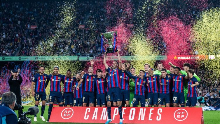 El Barça celebra la lliga de 2022-23, una de les sis assolides per les seccions professionals del club