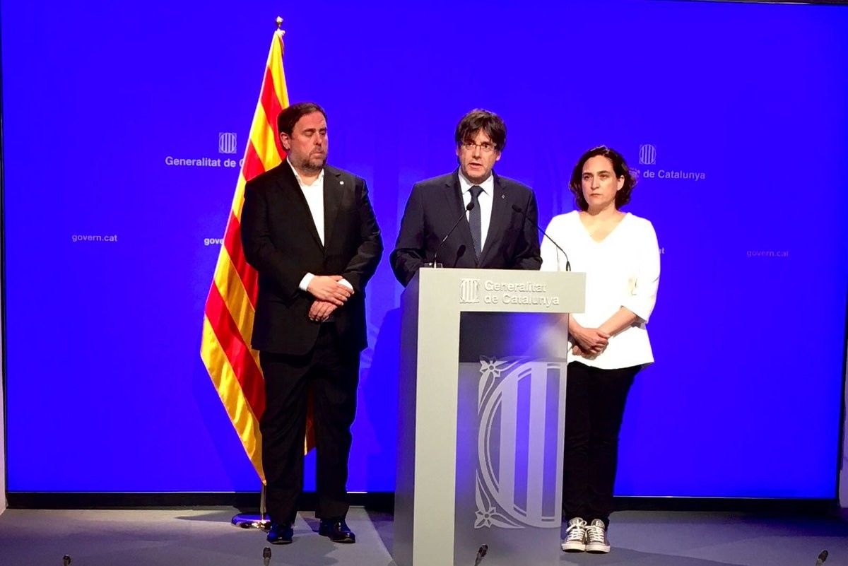 Junqueras, Puigdemont i Colau, en la compareixença arran de l'atemptat.