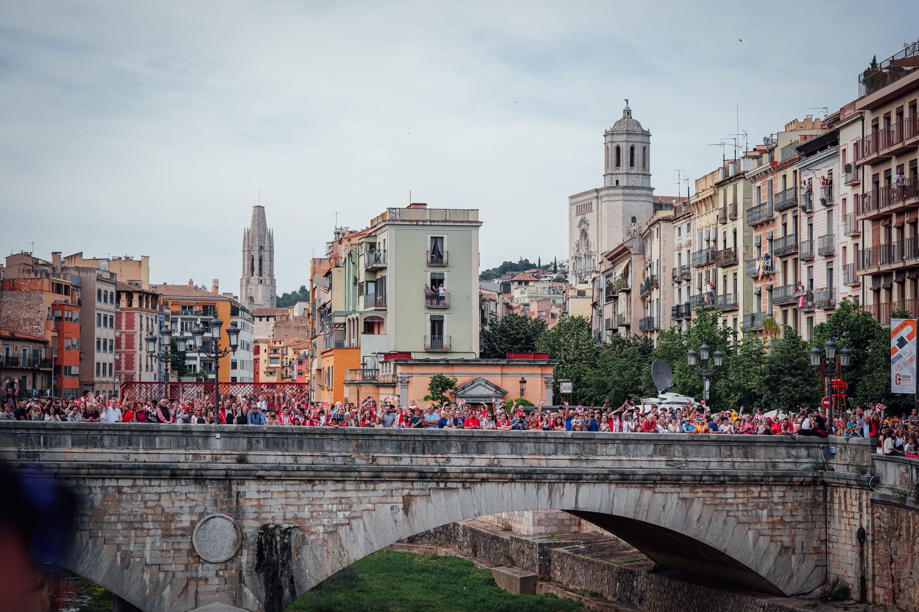 El pont de pedra, tenyit de blanc i vermell, per celebrar la classificació del Girona a la Champions