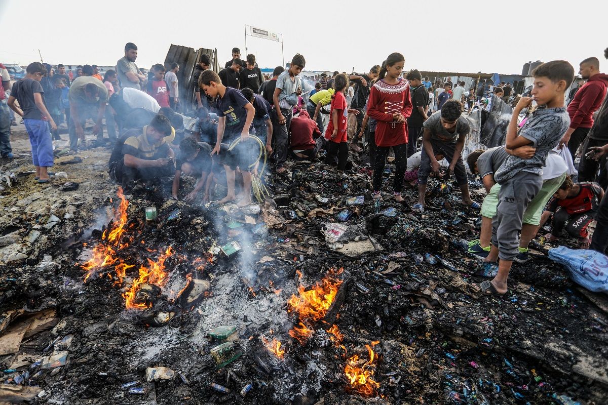 Palestins observen les flames a Rafah després de l'atac israelià