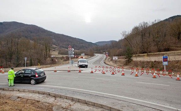Un treballador de carreteres indicava la via alternativa als pocs conductors despistats que volien passar pels tunesls de Capsacosta.