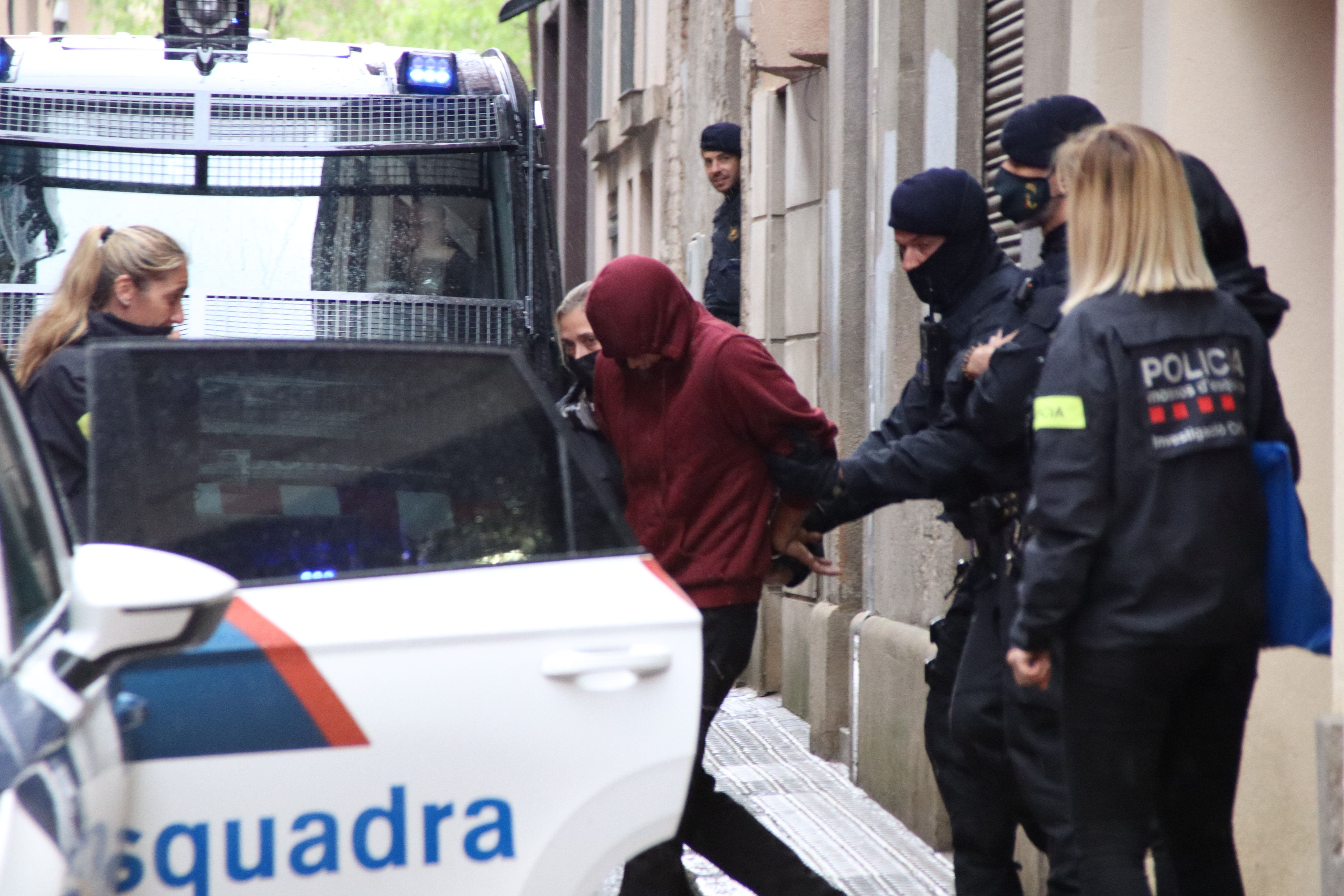 El detingut per la violació, escortat pels mossos en una imatge d'arxiu