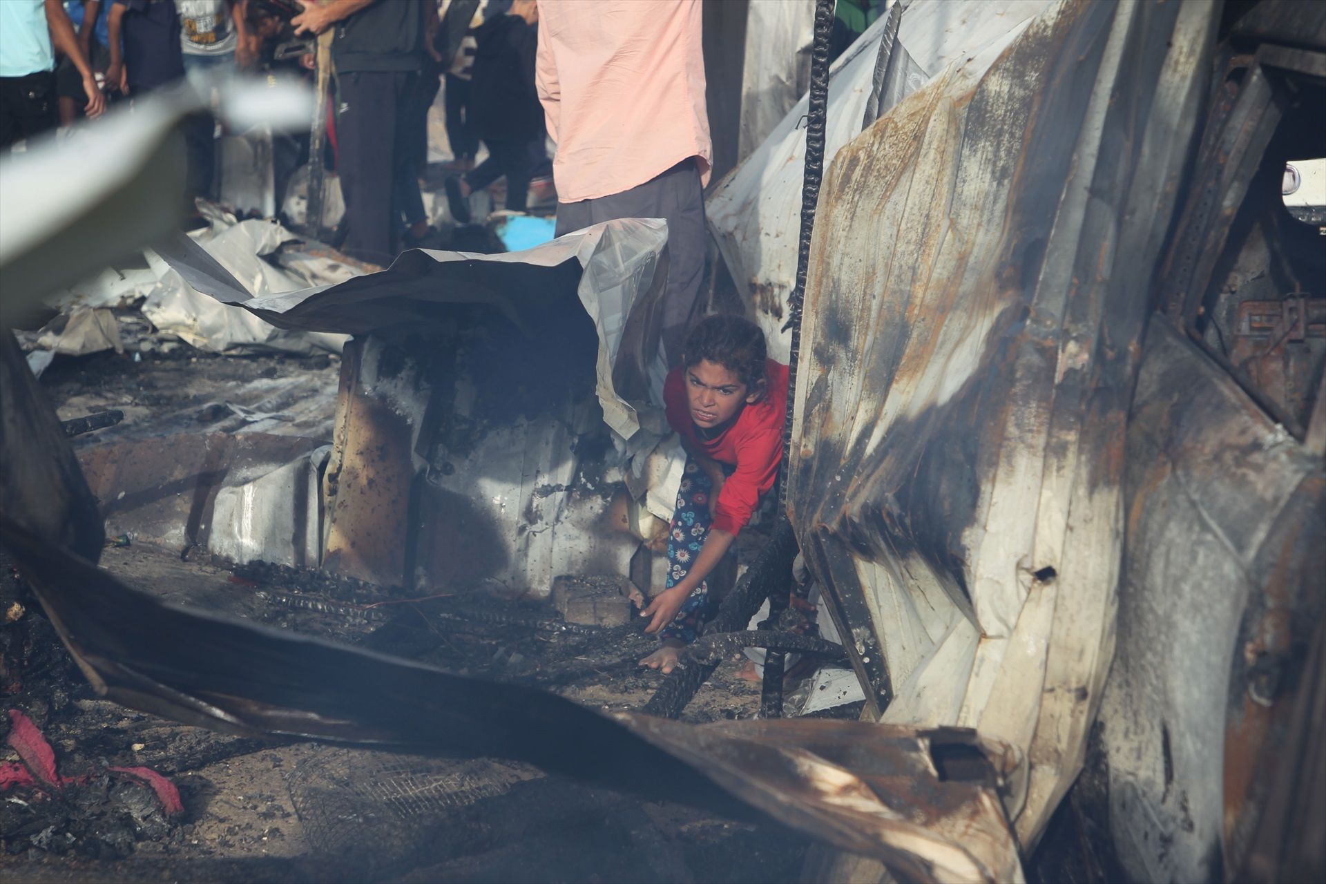 Un nen surt d'entre les runes d'un bombardeig a Rafah