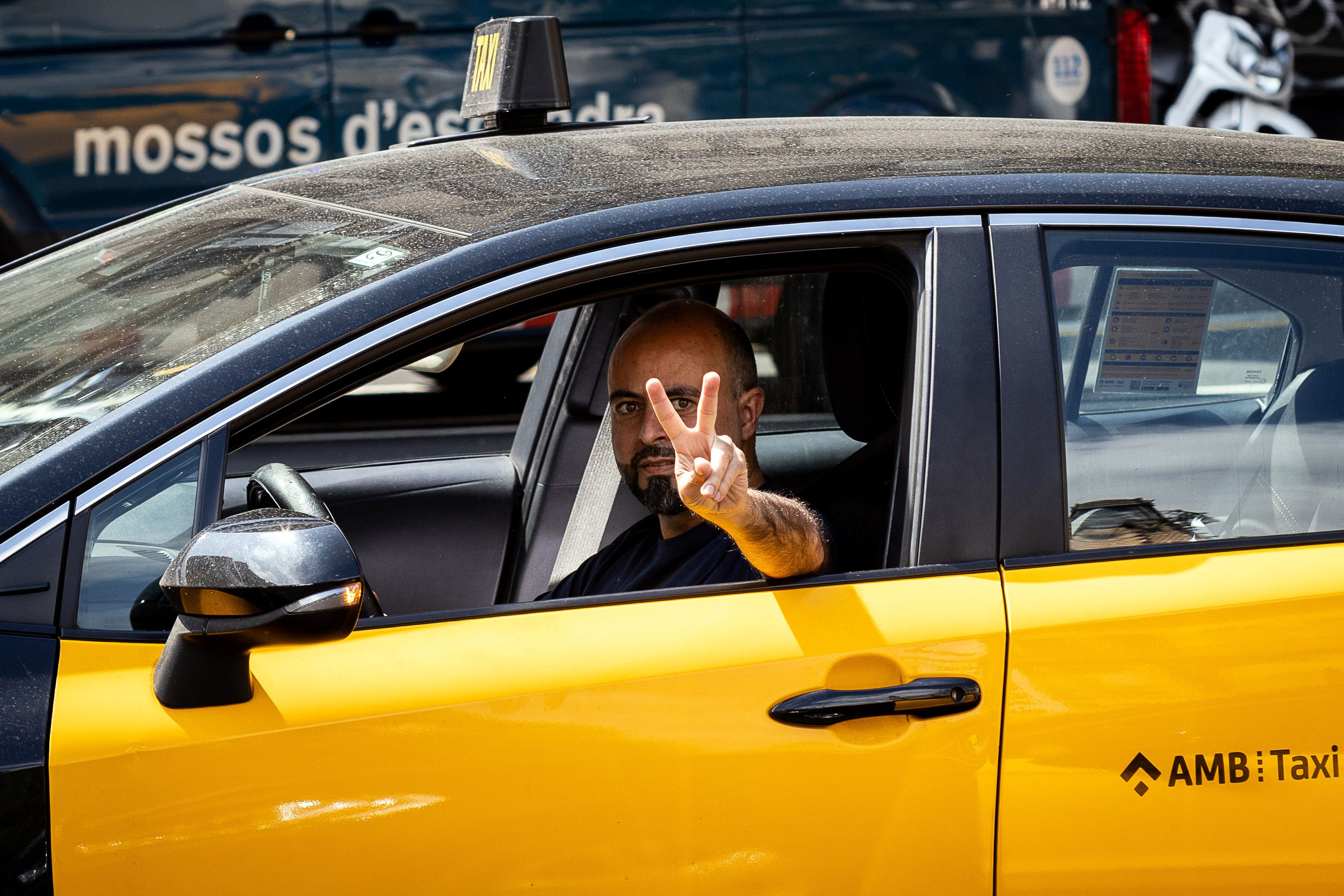 Un taxista durant la marxa lenta, que ha recorregut el centre de Barcelona aquest dimarts