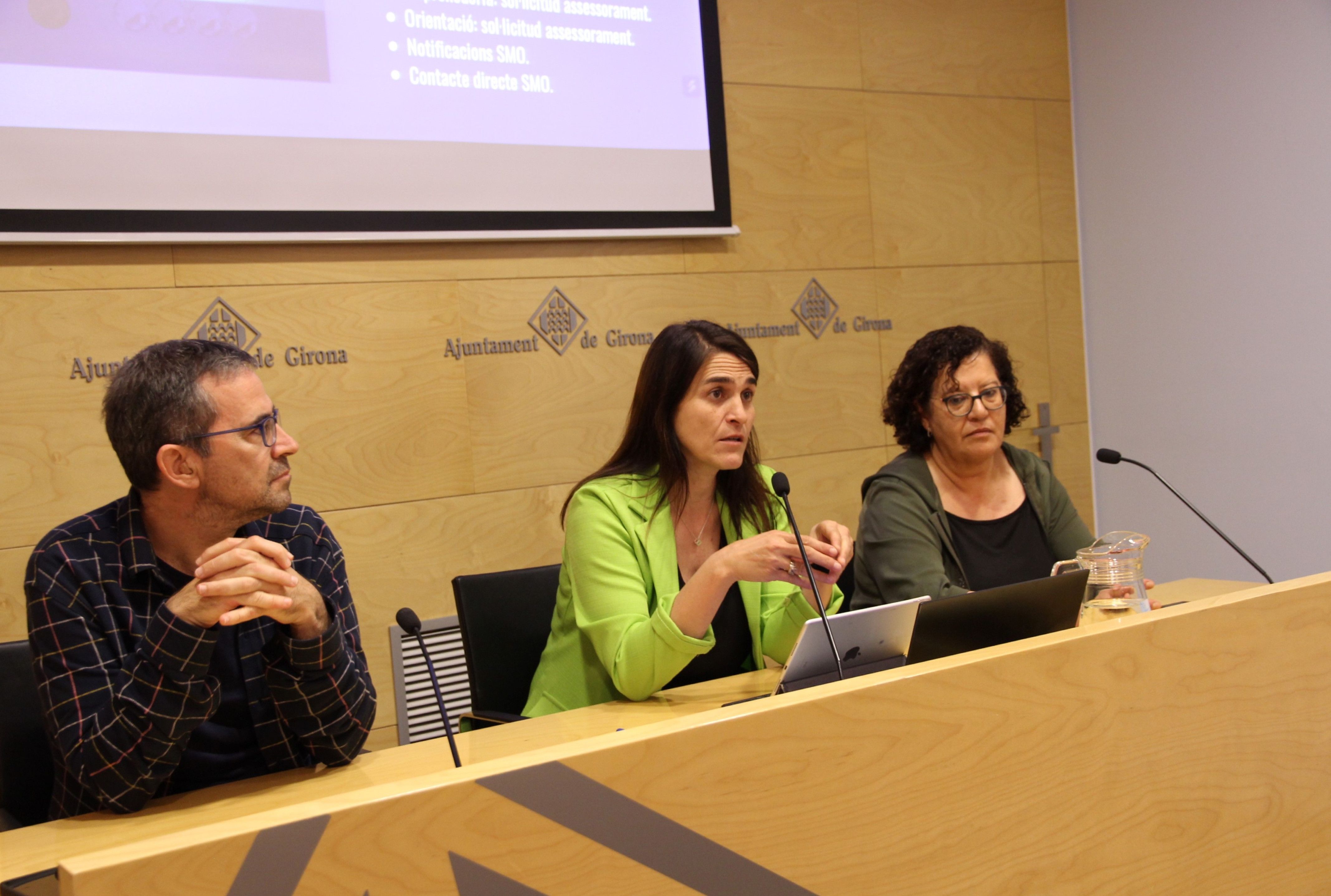 La regidora de Treball de l'Ajuntament de Girona, Raquel Robert, explicant l'app